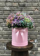 Цветочная композиция из Гипсофила и Розы в шляпной коробке в поселок Сургут