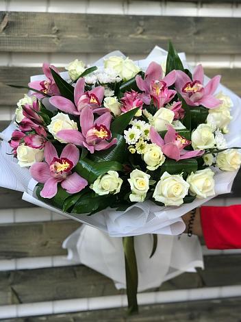 Букет цветов из: Розы и Хризантемы в поселок Сургут