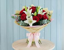 Букет цветов из:  Лилии и Розы в поселок Сургут