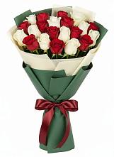 Букет Микс из красных и белых роз в поселок Сургут