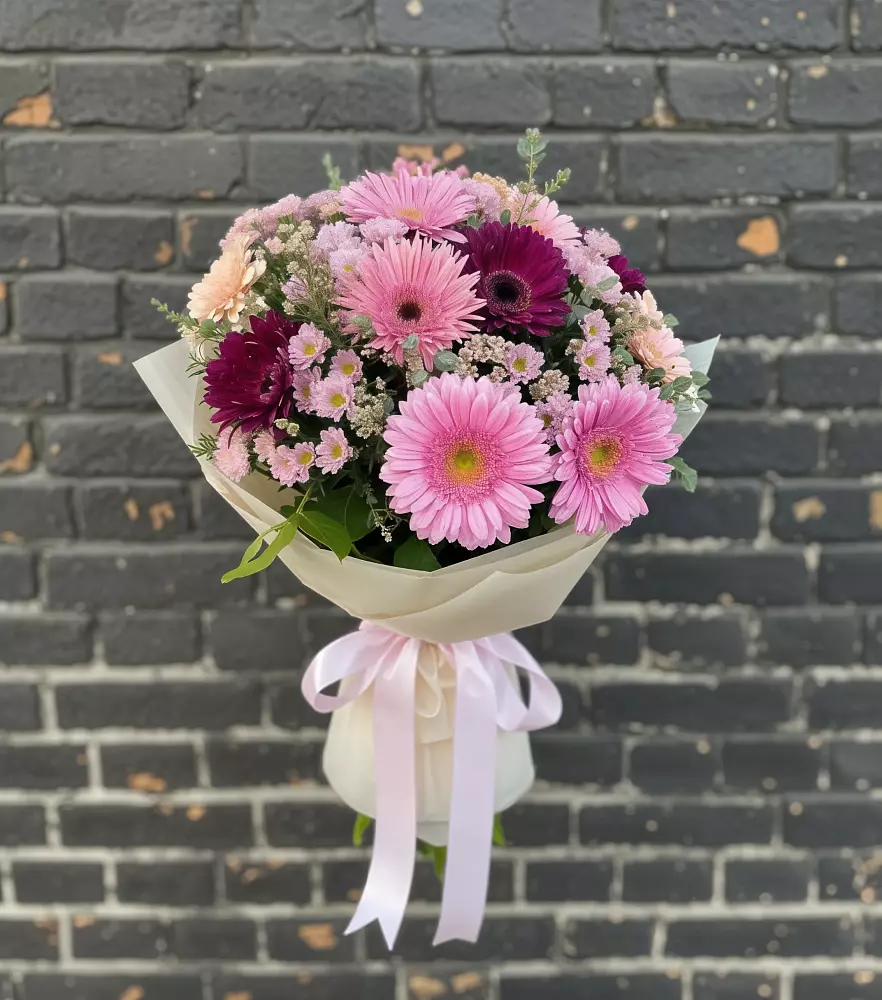 Букет цветов из: Герберы и Хризантемы в поселок Сургут
