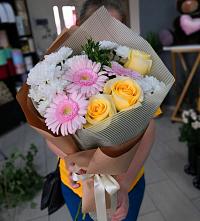 Букет цветов из:  Герберы, Розы и Хризантемы в поселок Сургут