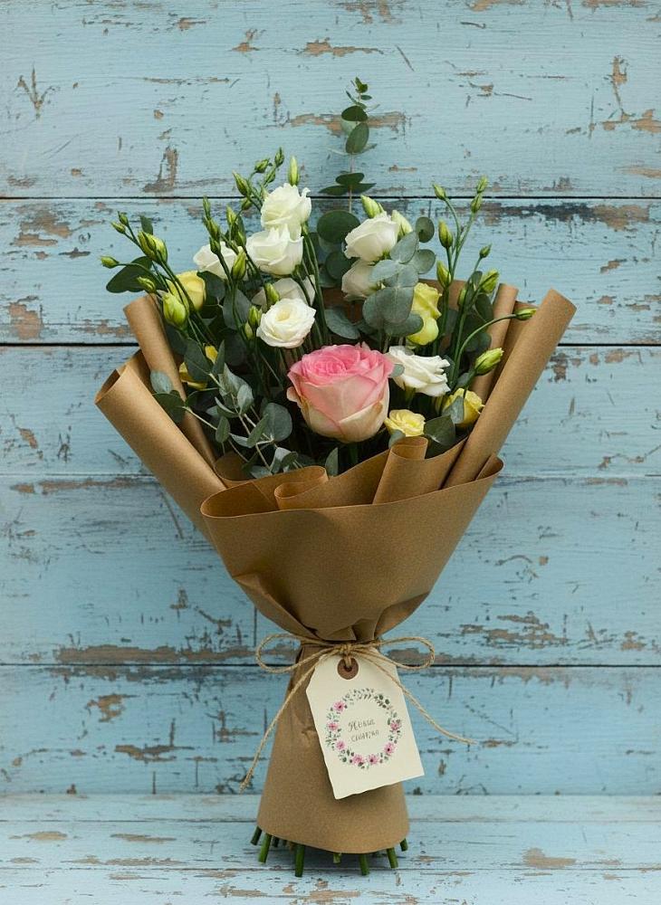 Букет цветов из: Розы и Лизиантусы в поселок Сургут