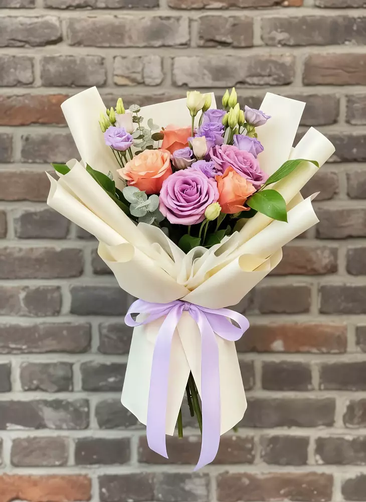 Букет цветов из: Лизиантусы и Розы в поселок Сургут