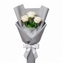Букет 3 белые розы в поселок Сургут