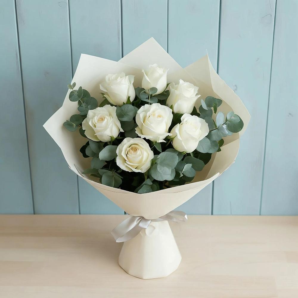 Букет Белые розы в Эвкалипте в поселок Сургут