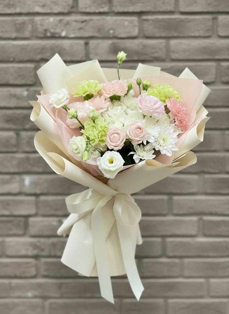 Букет цветов из: Гвоздики, Розы, Лизиантусы и Хризантемы в поселок Сургут