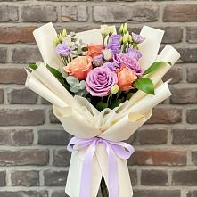 Букет цветов из:  Лизиантусы и Розы в поселок Сургут