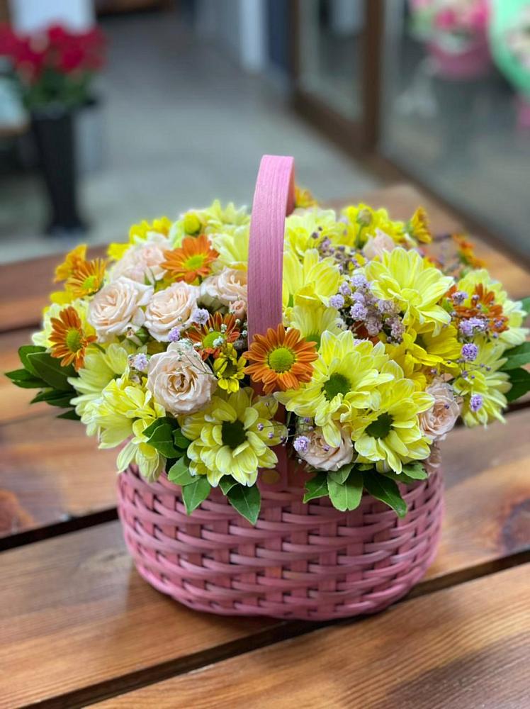 Цветочная композиция из Хризантемы и Розы в корзине в поселок Сургут