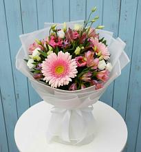 Букет цветов из:  Герберы, Альстромерии и Лизиантусы в поселок Сургут
