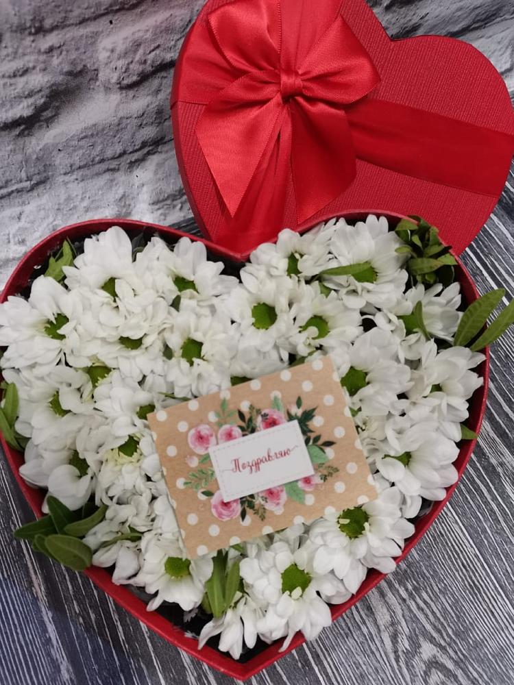 Цветочная композиция из Хризантемы в виде сердца в поселок Сургут