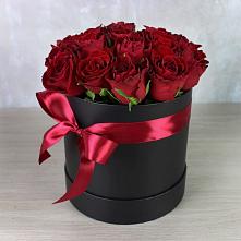 Цветочная композиция из Розы в шляпной коробке в поселок Сургут