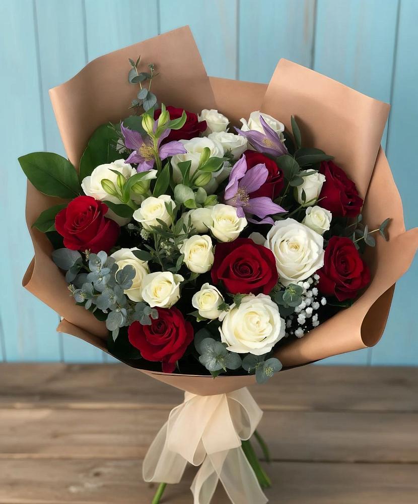 Букет цветов из: Розы и Альстромерии в поселок Сургут
