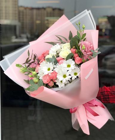 Букет цветов из: Розы, Лизиантусы и Хризантемы в поселок Сургут